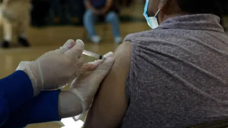 Estados Unidos dejará de recomendar las vacunas contra el covid-19 para niños y mujeres embarazadas sanas, anunció este martes el secretario de Salud, Robert F. Kennedy Jr., que lo considera una decisión de "sentido común" basada en datos científicos.

¡Síguenos en nuestras redes sociales para mantenerte informado!

Twitter: https://twitter.com/eleconomista 
Facebook: https://www.facebook.com/ElEconomista.mx
Instagram: https://www.instagram.com/eleconomistamx
LinkedIn: https://www.linkedin.com/company/el-economista/

#ElEconomista #EETV