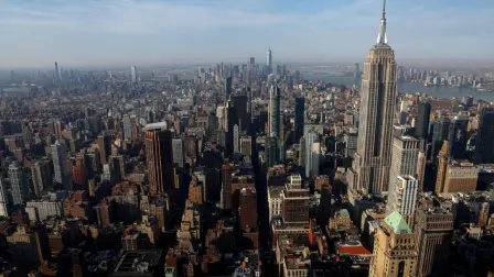 La economía de Estados Unidos se contrajo en el primer trimestre menos de lo estimado inicialmente, según cifras oficiales publicadas el jueves, que revisan datos recogidos después del aumento de las importaciones provocado por los aranceles del presidente Donald Trump.

Para más información del tema, visita: https://www.eleconomista.com.mx/economia/pib-estados-unidos-contrajo-0-2-primer-trimestre-aranceles-trump-20250529-761291.html

¡Síguenos en nuestras redes sociales para mantenerte informado!

Twitter: https://twitter.com/eleconomista 
Facebook: https://www.facebook.com/ElEconomista.mx
Instagram: https://www.instagram.com/eleconomistamx
LinkedIn: https://www.linkedin.com/company/el-economista/

#ElEconomista #EETV