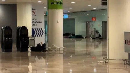 Cientos de personas pasan a diario la noche en el aeropuerto de Barajas, por no poder pagar un alquiler en Madrid, una solución precaria que ha saltado a la luz pública con fuerza y ha desatado una guerra entre las instituciones concernidas.

¡Síguenos en nuestras redes sociales para mantenerte informado!

Twitter: https://twitter.com/eleconomista 
Facebook: https://www.facebook.com/ElEconomista.mx
Instagram: https://www.instagram.com/eleconomistamx
LinkedIn: https://www.linkedin.com/company/el-economista/

#ElEconomista #EETV
