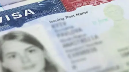 Desde que asumió el cargo el 20 de enero, Trump ha reprimido agresivamente la inmigración, incluida la revocación de algunas visas de estudiante y el aumento del escrutinio de todos los solicitantes de visas.

Para más información del tema, visita: https://www.eleconomista.com.mx/internacionales/trump-propone-cobrar-1-000-dolares-citas-rapidas-visa-20250604-762235.html

¡Síguenos en nuestras redes sociales para mantenerte informado!

Twitter: https://twitter.com/eleconomista 
Facebook: https://www.facebook.com/ElEconomista.mx
Instagram: https://www.instagram.com/eleconomistamx
LinkedIn: https://www.linkedin.com/company/el-economista/

#ElEconomista #EETV