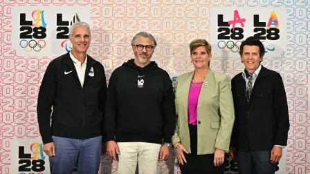 (De izquierda a derecha). El director ejecutivo de LA28, Reynold Hoover, el presidente y director general de LA28, Casey Wasserman, la vicepresidenta del COI y presidenta de la Comisión de Coordinación de LA28, Nicole Hoevertsz, y Christophe Dubi, director ejecutivo de los Juegos Olímpicos del COI.