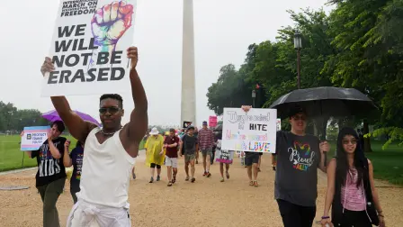 Asistentes a la "Concentración Internacional + Marcha en Washington por la Libertad" en apoyo a los derechos LGBTQ+ como parte del Orgullo Mundial en Washington, D.C., EU.