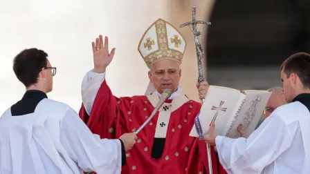 El papa León XIV bendice a los fieles mientras preside la misa del Jubileo.