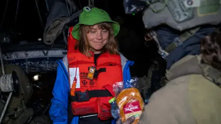 Greta Thunberg recibe comida por parte de soldados israelíes, luego de que estos tomaron y abordaron el barco de ayuda humanitaria en el que viajaba la ambientalista.