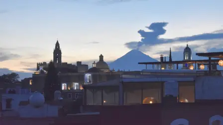 Panorámica de Puebla con el fondo del volcan Popocatépetl.