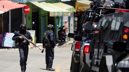 Guatemala y México comparten una frontera de casi 1,000 kilómetros donde abundan los pasos ilegales y la inseguridad. En algunas zonas operan grupos de narcotraficantes de ambos países.

Para más información del tema, visita: https://www.eleconomista.com.mx/politica/guatemala-refuerza-seguridad-frontera-mexico-incursion-autorizada-policias-20250612-763478.html

¡Síguenos en nuestras redes sociales para mantenerte informado!

Twitter: https://twitter.com/eleconomista 
Facebook: https://www.facebook.com/ElEconomista.mx
Instagram: https://www.instagram.com/eleconomistamx
LinkedIn: https://www.linkedin.com/company/el-economista/

#ElEconomista #EETV #Guatemala #Frontera #FronteraGuatemala