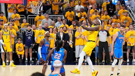 El alero de los Indiana Pacers , Pascal Siakam (43), lanza contra el base del Oklahoma City Thunder, Cason Wallace (22), en el tercer partido de las Finales de la NBA de 2025.