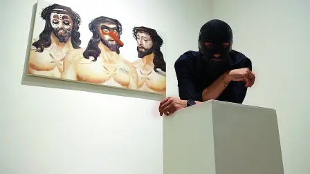 El artista posa frente a la obra que da nombre a la muestra: “Gemini Six”; abajo, la escultura “Protoclone”.