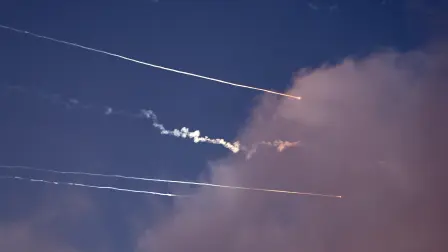 Estelas e intercepciones de cohetes en el cielo sobre la ciudad israelí de Netanya.
