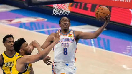 Indiana Pacers y Oklahoma City Thunder disputan el balón.