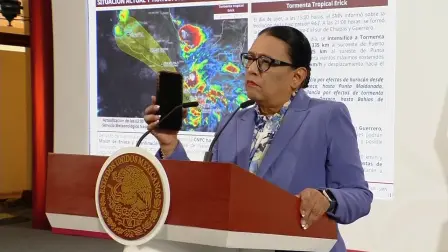 El Gobierno de México ha iniciado un operativo de prevención y atención ante la llegada de la tormenta tropical “Erick”, que amenaza con impactar como huracán categoría 2 en los estados de Oaxaca y Guerrero, informó este martes la titular de Protección Civil, Laura Velázquez Alzúa, en la conferencia mañanera presidencial encabezada por la secretaria de Gobernación, Rosa Icela Rodríguez.

Para más información del tema, visita: https://www.eleconomista.com.mx/politica/gobierno-despliega-operativo-llegada-tormenta-tropical-erick-20250617-764080.html
Twitter: https://twitter.com/eleconomista 
Sitio web: https://www.eleconomista.com.mx/ 
Facebook: https://www.facebook.com/ElEconomista.mx 

#ElEconomista #CapitalHumano #EETV