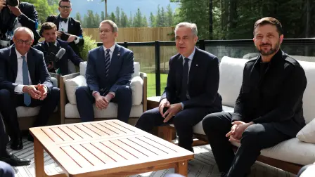 El primer ministro canadiense, Mark Carney, el presidente ucraniano, Volodymyr Zelenskiy, el secretario del Tesoro de Estados Unidos, Scott Bessent, y el canciller alemán, Friedrich Merz, asisten a una reunión durante la Cumbre de Líderes del G7