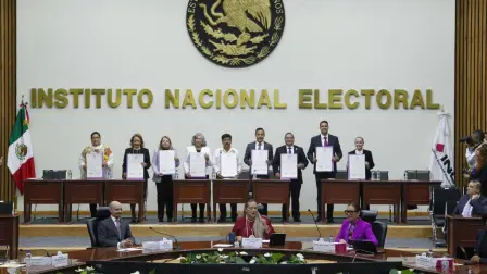 Silvia Rocío Delgado García, quien fuera abogada de Joaquín el Chapo Guzmán Loera, exlíder del Cártel de Sinaloa, está a unos pasos de convertirse en jueza penal del estado de Chihuahua.

Para más información del tema, visita: https://www.eleconomista.com.mx/politica/abogada-chapo-pasos-jueza-penal-20250617-764223.html

¡Síguenos en nuestras redes sociales para mantenerte informado!

Twitter: https://twitter.com/eleconomista 
Facebook: https://www.facebook.com/ElEconomista.mx
Instagram: https://www.instagram.com/eleconomistamx
LinkedIn: https://www.linkedin.com/company/el-economista/

#ElEconomista #EETV