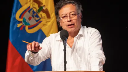 Petro admitió la posibilidad de retirar su convocatoria a la consulta si la reforma laboral aprobada supera un proceso de conciliación entre el Senado y la Cámara de Representantes.

Para más información del tema, visita: https://www.eleconomista.com.mx/internacionales/tribunal-colombia-suspende-decreto-presidente-petro-convoca-consulta-popular-20250618-764319.html 

¡Síguenos en nuestras redes sociales para mantenerte informado!

Twitter: https://twitter.com/eleconomista 
Facebook: https://www.facebook.com/ElEconomista.mx
Instagram: https://www.instagram.com/eleconomistamx
LinkedIn: https://www.linkedin.com/company/el-economista/

#ElEconomista #EETV