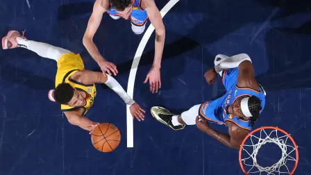 Tyrese Haliburton de los Indiana Pacers penetra hacia la canasta en el partido contra los Oklahoma City Thunder.