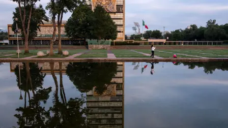 Pese a esta caída, la máxima casa de estudios en México se mantuvo en el top cinco de las mejores universidades de América Latina. Para la evaluación más reciente, la UNAM de estudios ocupó el primer lugar entre las universidades mexicanas y la cuarta posición a nivel regional.

Para más información del tema, visita: https://www.eleconomista.com.mx/arteseideas/unam-sale-100-mejores-universidades-mundo-ocupa-primer-puesto-mexico-ranking-qs-20250620-764633.html

¡Síguenos en nuestras redes sociales para mantenerte informado!

Twitter: https://twitter.com/eleconomista 
Facebook: https://www.facebook.com/ElEconomista.mx
Instagram: https://www.instagram.com/eleconomistamx
LinkedIn: https://www.linkedin.com/company/el-economista/

#ElEconomista #EETV