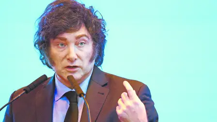 Cristina Fernández comenzó esta misma semana a cumplir su pena, aunque el tribunal ha accedido a que lo haga en su vivienda de Buenos Aires en lugar de en una cárcel.

Para más información del tema, visita: https://www.eleconomista.com.mx/internacionales/milei-descarta-disparate-posible-indulto-cristina-fernandez-20250620-764651.html 

¡Síguenos en nuestras redes sociales para mantenerte informado!

Twitter: https://twitter.com/eleconomista 
Facebook: https://www.facebook.com/ElEconomista.mx
Instagram: https://www.instagram.com/eleconomistamx
LinkedIn: https://www.linkedin.com/company/el-economista/

#ElEconomista #EETV