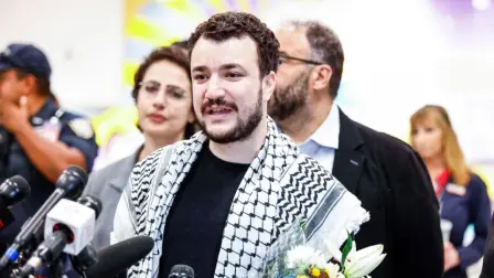 Fue arrestado el 8 de marzo en una residencia de la Universidad de Columbia en Nueva York, y luego trasladado a un centro de detención del ICE en Luisiana.

Para más información del tema, visita: https://www.eleconomista.com.mx/internacionales/seguire-defendiendo-palestina-mahmoud-khalil-liberado-eu-20250621-764742.html 

¡Síguenos en nuestras redes sociales para mantenerte informado!

Twitter: https://twitter.com/eleconomista 
Facebook: https://www.facebook.com/ElEconomista.mx
Instagram: https://www.instagram.com/eleconomistamx
LinkedIn: https://www.linkedin.com/company/el-economista/

#ElEconomista #EETV #MahmoudKhalil