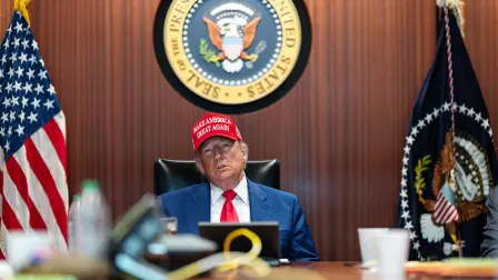 Donald Trump en la sala de crisis de la Casa Blanca.
