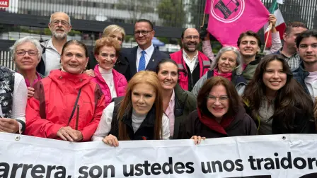 Integrantes de Somo Mx frente a las instalaciones del INE.