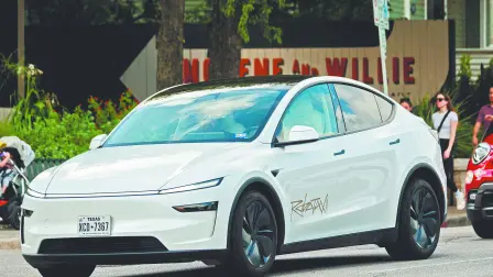 El fabricante de autos eléctricos desplegó una flota limitada de sus taxis autónomos el fin de semana.  REUTERS/Joel Angel Juarez/File Photo