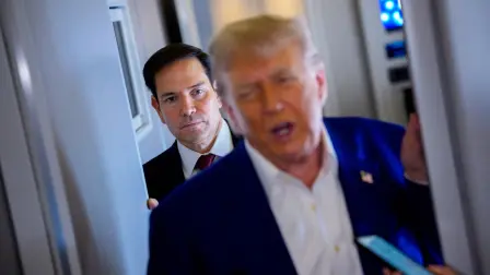 El presidente de Estados Unidos, Donald Trump, acompañado por el secretario de Estado Marco Rubio.