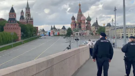 El presidente ruso, Vladimir Putin, dice que las propuestas de paz de Rusia y Ucrania son "absolutamente contradictorias", pero agrega que esto no es sorprendente y que las dos partes están discutiendo una próxima ronda de conversaciones.