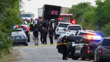 Dos hombres declarados culpables de estar implicados en la muerte de 53 migrantes de México, Guatemala, Honduras y El Salvador que viajaban hacinados en el remolque de un camión pasarán el resto de sus vidas en la cárcel en Estados Unidos, informó este viernes el Departamento de Justicia. 

Para más información del tema, visita: https://www.eleconomista.com.mx/internacionales/eu-condena-cadena-perpetua-pollero-muerte-53-migrantes-tragedia-2022-texas-20250627-765649.html 

¡Síguenos en nuestras redes sociales para mantenerte informado! 

Twitter: https://twitter.com/eleconomista 
Facebook: https://www.facebook.com/ElEconomista.mx 
Instagram: https://www.instagram.com/eleconomistamx 
LinkedIn: https://www.linkedin.com/company/el-economista/ 

#ElEconomista #EETV