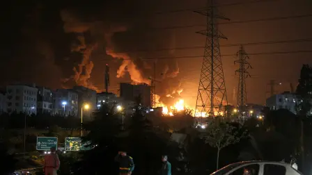 Vehículos bloquean una autopista mientras un incendio arde cerca de los depósitos de petróleo de Shahran, al noroeste de Teherán, el 15 de junio de 2025.