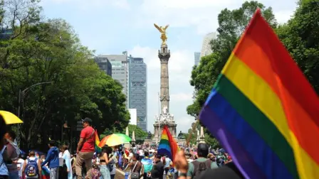 Por segunda vez en la historia de la marcha, hay un tramo especial dedicado al silencio.

Para más información del tema, visita: https://www.eleconomista.com.mx/arteseideas/25-000-personas-participan-marcha-orgullo-lgbt-2025-cdmx-20250628-765746.html

¡Síguenos en nuestras redes sociales para mantenerte informado!

Twitter: https://twitter.com/eleconomista 
Facebook: https://www.facebook.com/ElEconomista.mx
Instagram: https://www.instagram.com/eleconomistamx
LinkedIn: https://www.linkedin.com/company/el-economista/
T

#ElEconomista #EETV