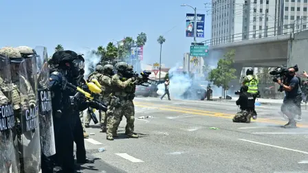 El Departamento de Justicia del Gobierno de Estados Unidos presentó este lunes una demanda contra la ciudad de Los Ángeles, su alcaldesa, Karen Bass, y los miembros del gobierno municipal para pedir la anulación de las leyes "santuario" que protegen a los inmigrantes y que suponen una "discriminación" para las fuerzas de seguridad y agencias federales.

Para más información del tema, visita: https://www.eleconomista.com.mx/internacionales/trump-denuncia-ciudad-angeles-leyes-santuario-sobre-inmigracion-20250630-765923.html

¡Síguenos en nuestras redes sociales para mantenerte informado!

Twitter: https://twitter.com/eleconomista 
Facebook: https://www.facebook.com/ElEconomista.mx
Instagram: https://www.instagram.com/eleconomistamx
LinkedIn: https://www.linkedin.com/company/el-economista/

#ElEconomista #EETV