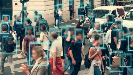 El reconocimiento facial se expande en México sin regulación, captando datos biométricos sin consentimiento en calles, aeropuertos y estadios, según R3D.