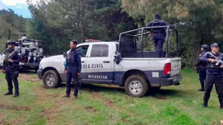 La Secretaría de Seguridad de Michoacán reportó que soldados y agentes estatales buscan con drones a los agresores en áreas serranas colindantes.

Para más información del tema, visita: https://www.eleconomista.com.mx/politica/autoridades-investigan-asesinato-policia-comunitario-michoacan-20250702-766396.html

¡Síguenos en nuestras redes sociales para mantenerte informado!

Twitter: https://twitter.com/eleconomista 
Facebook: https://www.facebook.com/ElEconomista.mx
Instagram: https://www.instagram.com/eleconomistamx
LinkedIn: https://www.linkedin.com/company/el-economista/

#ElEconomista #EETV