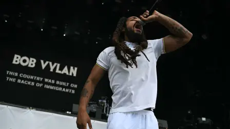 El dúo británico Bob Vylan durante su presentación en el Festival de Glastonbury. Foto: AFP