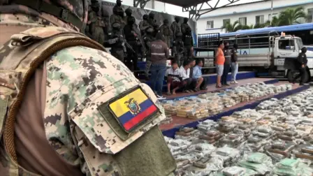 Ecuador decomisó casi tres toneladas de droga pertenecientes a la mafia albanesa, que mantiene vínculos con cárteles de Colombia y México, así como con bandas locales que desangran al país en su disputa por el poder, informaron las autoridades el jueves.

¡Síguenos en nuestras redes sociales para mantenerte informado!

Twitter: https://twitter.com/eleconomista 
Facebook: https://www.facebook.com/ElEconomista.mx
Instagram: https://www.instagram.com/eleconomistamx
LinkedIn: https://www.linkedin.com/company/el-economista/
T

#ElEconomista #EETV