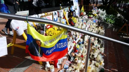 El senador Uribe, de 39 años y perteneciente al opositor partido Centro Democrático, permanece en condición grave y con pronóstico neurológico reservado en un hospital en donde ha sido sometido a varias intervenciones quirúrgicas para salvar su vida.

Para más información del tema, visita: https://www.eleconomista.com.mx/internacionales/interpol-emite-ficha-roja-detener-responsable-ataque-senador-colombiano-miguel-uribe-20250704-766779.htmll

¡Síguenos en nuestras redes sociales para mantenerte informado!

Twitter: https://twitter.com/eleconomista 
Facebook: https://www.facebook.com/ElEconomista.mx
Instagram: https://www.instagram.com/eleconomistamx
LinkedIn: https://www.linkedin.com/company/el-economista/
T

#ElEconomista #EETV