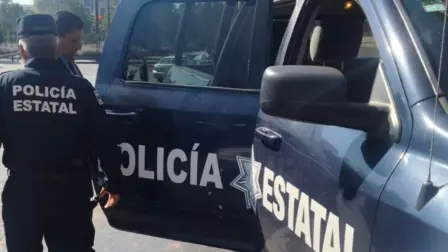 El sospechoso portaba una placa y credencial que lo identificaban como parte de la Agencia Central de Inteligencia (CIA por sus siglas en inglés).

Para más información del tema, visita: https://www.eleconomista.com.mx/politica/policias-detienen-edomex-estadounidense-le-aseguran-pequeno-arsenal-20250705-766845.html 

¡Síguenos en nuestras redes sociales para mantenerte informado!

Twitter: https://twitter.com/eleconomista 
Facebook: https://www.facebook.com/ElEconomista.mx
Instagram: https://www.instagram.com/eleconomistamx
LinkedIn: https://www.linkedin.com/company/el-economista/

#ElEconomista #EETV #EstadodeMéxico