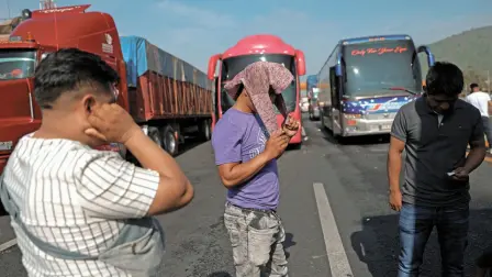 La autopista México-Puebla permanece cerrada en ambos sentidos por un bloqueo de transportistas que denuncian asaltos y violencia en la ruta. CAPUFE recomienda tomar vías alternas como Calzada Ignacio Zaragoza y la carretera libre.