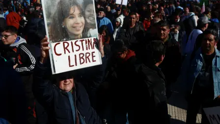 El fiscal Mario Villar ha alegado que la presencia de Fernández en el barrio de Constitución "genera tumultos y molestias en el barrio" en aparente referencia a la reciente aparición pública de la exmandataria en el balcón de su domicilio.