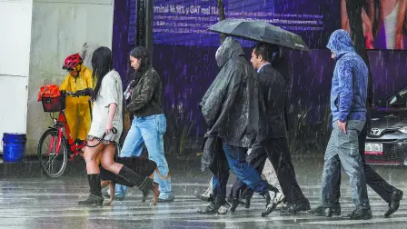 CIUDAD DE MÉXICO 18JUNIO2025.- Compo parte de los efectos de la entrada del huracán Erick en las costas de Oaxaca, hoy por la mañana la lluvia sorprendió a los capitalinos.FOTO:ROGELIO MORALES /CUARTOSCURO.COM