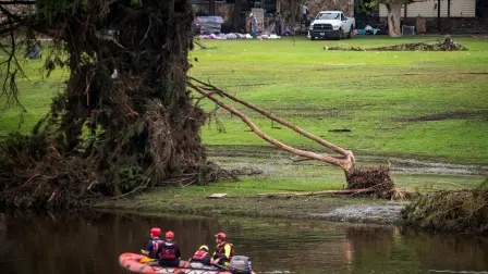 Las lluvias torrenciales caídas antes del amanecer del viernes inundaron el río Guadalupe, que se desbordó y mató a decenas de personas.