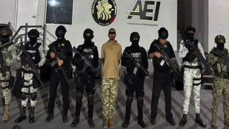 Autoridades federales y estatales capturaron a nueve presuntos integrantes del Cártel del Noreste en operativos coordinados en Monterrey y El Carmen, Nuevo León. Entre los detenidos está un hombre buscado por Estados Unidos.

Para más información del tema, visita: https://www.eleconomista.com.mx/politica/harfuch-informa-golpe-cartel-noreste-nuevo-leon-detencion-lideres-criminales-20250709-767398.html

¡Síguenos en nuestras redes sociales para mantenerte informado!

Twitter: https://twitter.com/eleconomista 
Facebook: https://www.facebook.com/ElEconomista.mx
Instagram: https://www.instagram.com/eleconomistamx
LinkedIn: https://www.linkedin.com/company/el-economista/

#ElEconomista #EETV