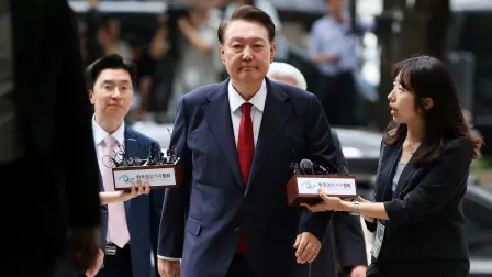 El juez superior del Tribunal del Distrito Central de Seúl, Nam Se Jin, ha emitido la orden alegando preocupaciones de que el expresidente surcoreano pueda destruir pruebas en el marco de la investigación en su contra, según ha recogido Yonhap.