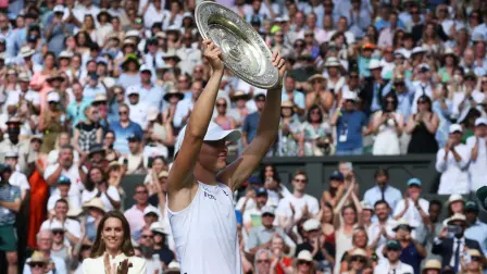 La polaca Iga Swiatek celebra con el trofeo después de ganar la final individual femenina contra Amanda Anisimova de los Estados Unidos.