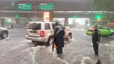La SGIRPC mantiene activa la Alerta Amarilla por lluvias fuertes, viento con rachas y posible granizo; autoridades atienden encharcamientos en vialidades clave

Para más información del tema, visita: https://www.eleconomista.com.mx/politica/lluvias-intensas-provocan-encharcamientos-e-inundaciones-alcaldias-cdmx-sabado-20250712-767914.html 

¡Síguenos en nuestras redes sociales para mantenerte informado!

Twitter: https://twitter.com/eleconomista 
Facebook: https://www.facebook.com/ElEconomista.mx
Instagram: https://www.instagram.com/eleconomistamx
LinkedIn: https://www.linkedin.com/company/el-economista/

#ElEconomista #EETV #Clima