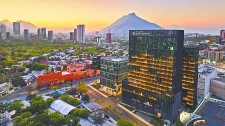 La arquitectura vanguardista del hotel, el confort de sus habitaciones y un desayuno tipo picnic en Chipinque revelan la esencia de Monterrey con elegancia.