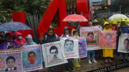 El titular de la Unidad Especial de Investigación y Litigación del Caso Iguala, Rosendo Gómez Piedra fue removido del cargo, confirmó para El Economista, Vidulfo Rosales, abogado de los familiares de los 43 estudiantes desaparecidos de la Escuela Normal Rural de Ayotzinapa.

Para más información del tema, visita: https://www.eleconomista.com.mx/politica/fiscal-caso-ayotzinapa-renuncia-cargo-20250716-768383.html

¡Síguenos en nuestras redes sociales para mantenerte informado!

Twitter: https://twitter.com/eleconomista 
Facebook: https://www.facebook.com/ElEconomista.mx
Instagram: https://www.instagram.com/eleconomistamx
LinkedIn: https://www.linkedin.com/company/el-economista/

#ElEconomista #EETV #Ayotzinapa