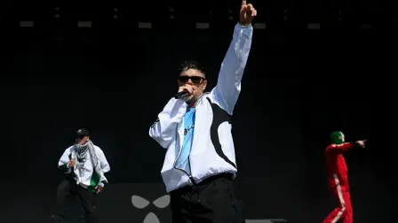 Kneecap durante su presentación en el festival de Glastonbury. Foto: Reuters