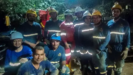 Imagen difundida por la Agencia Nacional de Minería de Colombia que muestra a mineros posando después de ser rescatados en la mina "El Miñón" en una zona rural de Remedios, departamento de Antioquia, Colombia, el 18 de julio de 2025.
