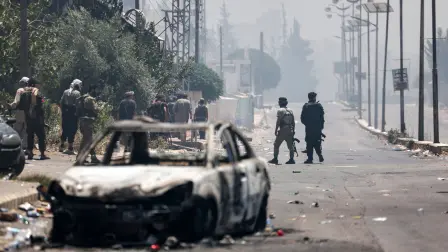 Beduinos y hombres armados tribales mantienen una posición durante los enfrentamientos con combatientes drusos.